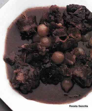 Rabo de buey con ciruelas