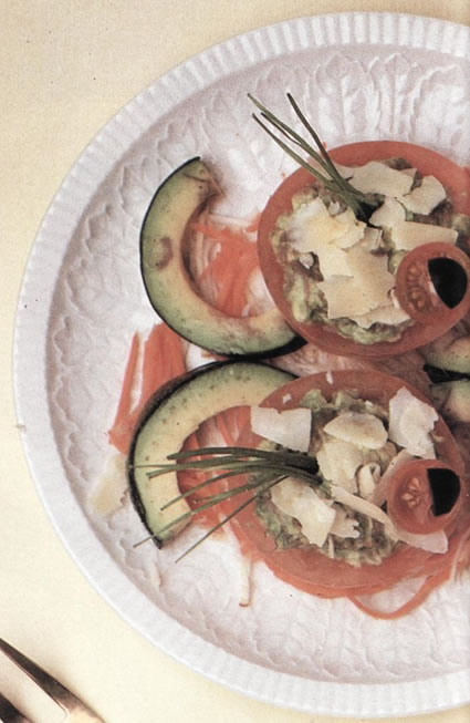 Tomates rellenos de aguacate